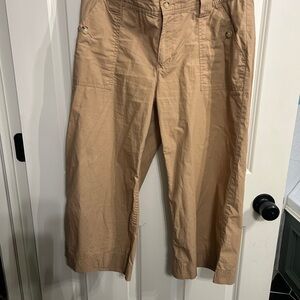 EUC Lauren Ralph Lauren size 6 Tan Cropped Pants. Love the pockets and buttons.